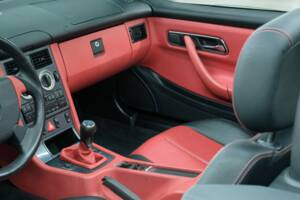 Immagine 32/50 di Mercedes-Benz SLK 230 Kompressor (1996)