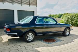 Bild 90/99 von Mercedes-Benz 230 CE (1983)