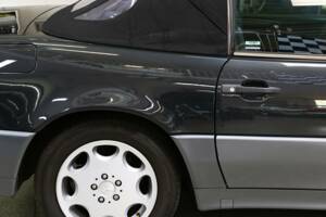 Image 28/36 of Mercedes-Benz 300 SL-24 (1993)