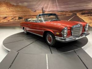 Image 18/49 de Mercedes-Benz 280 SE 3,5 (1971)