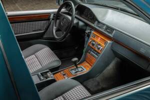 Image 24/40 de Mercedes-Benz E 220 (1995)