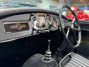 Image 13/17 of MG MGA 1600 (1963)