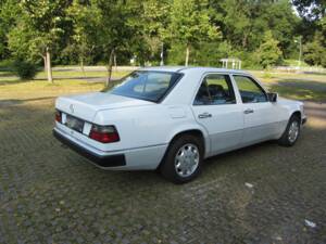 Immagine 5/19 di Mercedes-Benz 260 E (1990)