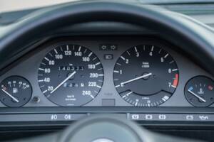 Image 30/99 of BMW 320i (1989)