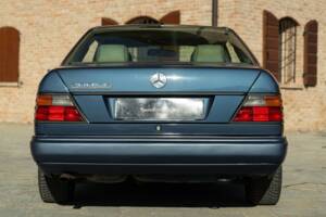 Bild 8/50 von Mercedes-Benz 200 CE (1992)