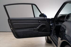 Image 20/24 of Porsche 911 Carrera (1993)