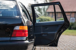 Immagine 38/44 di BMW 328i Touring (1997)