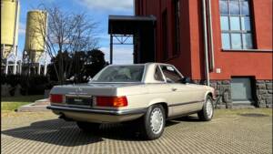 Afbeelding 6/37 van Mercedes-Benz 560 SL (1987)
