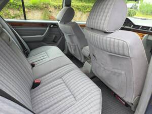 Afbeelding 45/54 van Mercedes-Benz 200 E (1992)