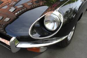 Image 18/24 of Jaguar E-Type (1970)