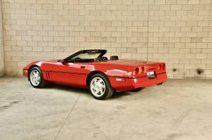 Bild 8/32 von Chevrolet Corvette Convertible (1988)