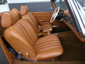 Image 13/27 of Mercedes-Benz 280 SL (1968)