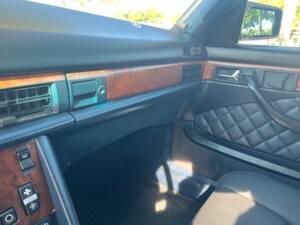 Image 27/77 of Mercedes-Benz 380 SEC (1982)