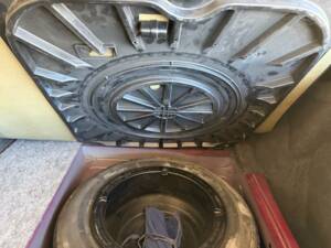 Image 38/50 of Mercedes-Benz E 200 (1993)