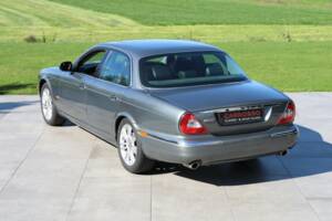 Image 2/50 of Jaguar XJ 8 4.2 (2004)