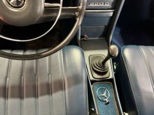 Image 25/46 of Mercedes-Benz 220 D (1972)