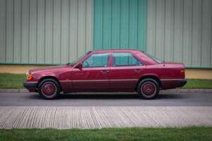 Immagine 3/23 di Mercedes-Benz 200 E-16 (1993)