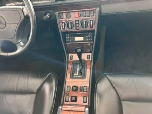 Image 10/28 of Mercedes-Benz 300 CE-24 (1993)