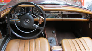 Image 13/23 of Mercedes-Benz 280 SL (1969)