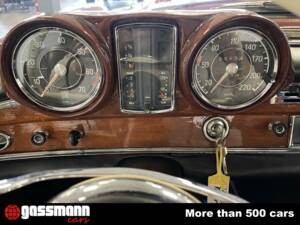 Image 12/15 of Mercedes-Benz 220 SE b (1965)