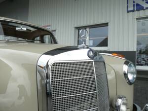 Image 18/25 of Mercedes-Benz 219 (1956)