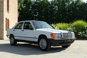 Afbeelding 2/44 van Mercedes-Benz 190 E (1987)