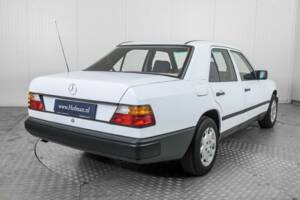 Image 28/50 of Mercedes-Benz 200 (1986)