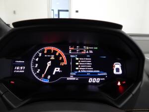 Image 8/15 of Lamborghini Huracán LP 610-4 (2014)