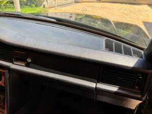 Bild 23/37 von Mercedes-Benz 190 E 2.0 (1991)
