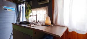 particolare del piano cottura lavandino e piano d'appoggio