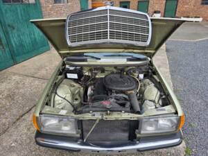 Image 65/73 of Mercedes-Benz 230 E (1985)
