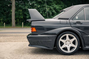 Bild 24/53 von Mercedes-Benz 190 E 2.5-16 (1991)