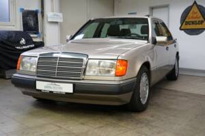 Bild 8/33 von Mercedes-Benz 230 E (1990)