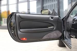 Immagine 17/45 di Jaguar XKR (2001)