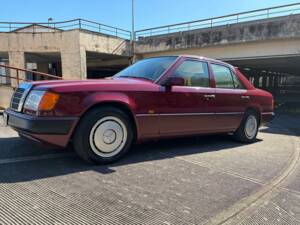 Image 4/50 of Mercedes-Benz E 200 (1993)