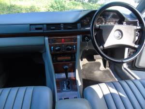 Bild 23/31 von Mercedes-Benz 260 E Lang (1991)