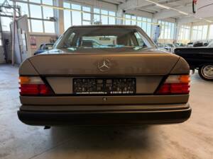 Afbeelding 9/36 van Mercedes-Benz 200 (1988)