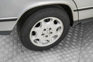 Image 32/50 of Mercedes-Benz 190 E (1986)
