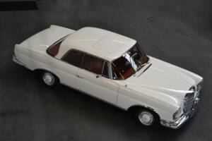 Image 9/61 de Mercedes-Benz 250 SE (1966)
