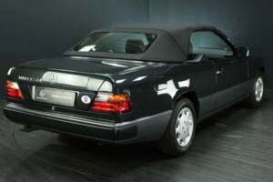 Imagen 2/30 de Mercedes-Benz 300 CE-24 (1993)