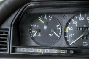Obraz 20/50 pojazdu Mercedes-Benz 190 D 2.5 (1986)