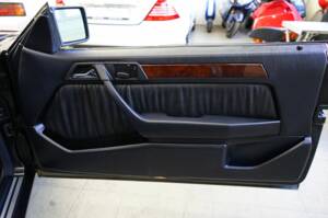 Image 24/36 of Mercedes-Benz E 320 (1995)