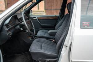Imagen 24/72 de Mercedes-Benz 250 TD (1991)