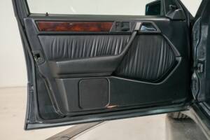 Image 18/32 of Mercedes-Benz 500 E (1992)