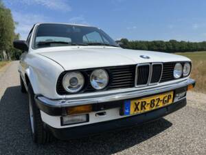 Image 7/8 of BMW 320i (1983)