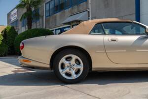Image 24/91 de Jaguar XK8 4.0 (2000)