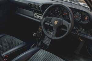 Image 24/33 of Porsche 911 Carrera 3.2 (1988)