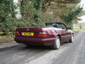 Image 6/20 of Mercedes-Benz E 220 (1996)