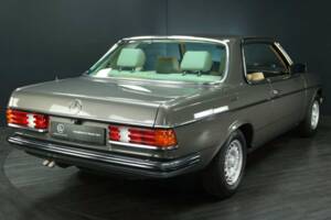 Image 2/30 of Mercedes-Benz 280 CE (1984)