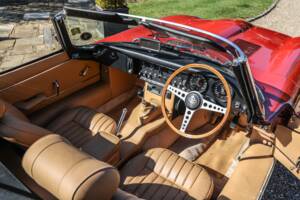 Image 33/41 de Jaguar E-Type (1968)